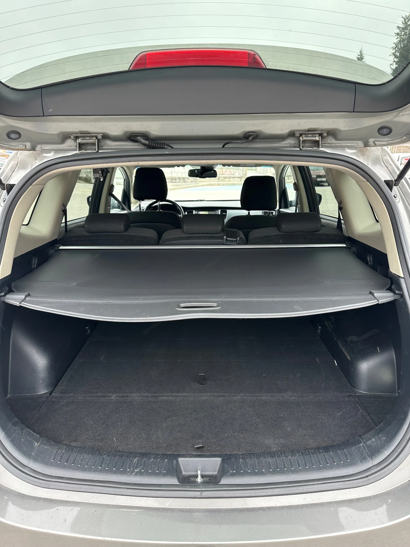 Kia Carens 1.7 CRDI, снимка 12 - Автомобили и джипове - 53886091