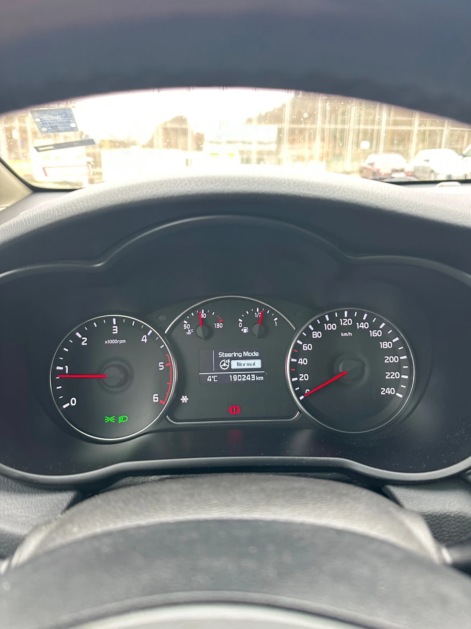 Kia Carens 1.7 CRDI, снимка 14 - Автомобили и джипове - 53886091