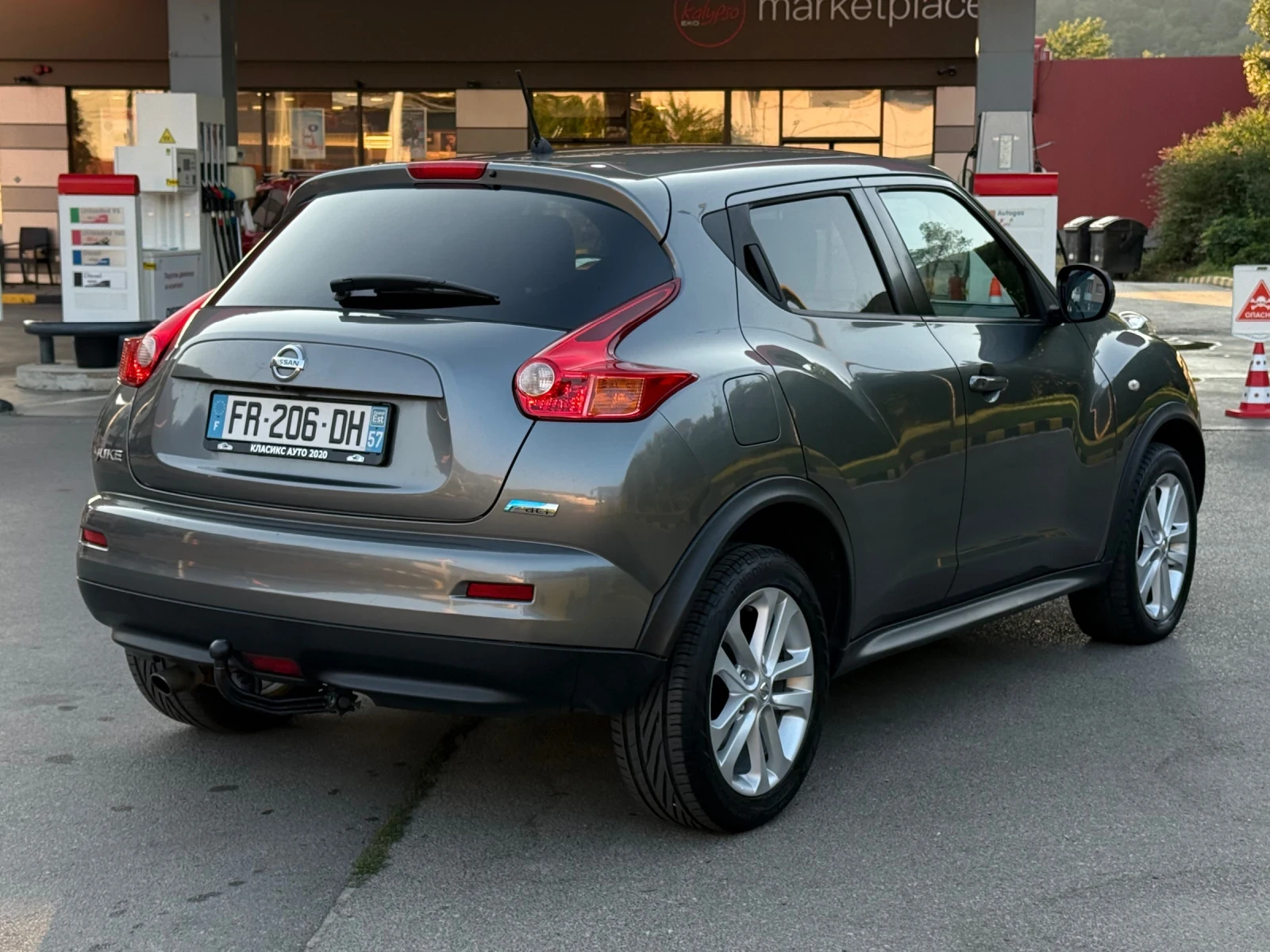 Nissan Juke 1.5dCi Нави/Камера/Кожа/Клима/Кейлес, снимка 8 - Автомобили и джипове - 55590684