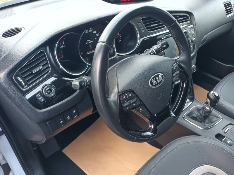 Kia Ceed 1.6i бензин.Навигация, Кожа.КОЛЕДНА ЦЕНА 14999лв, снимка 12 - Автомобили и джипове - 52446662