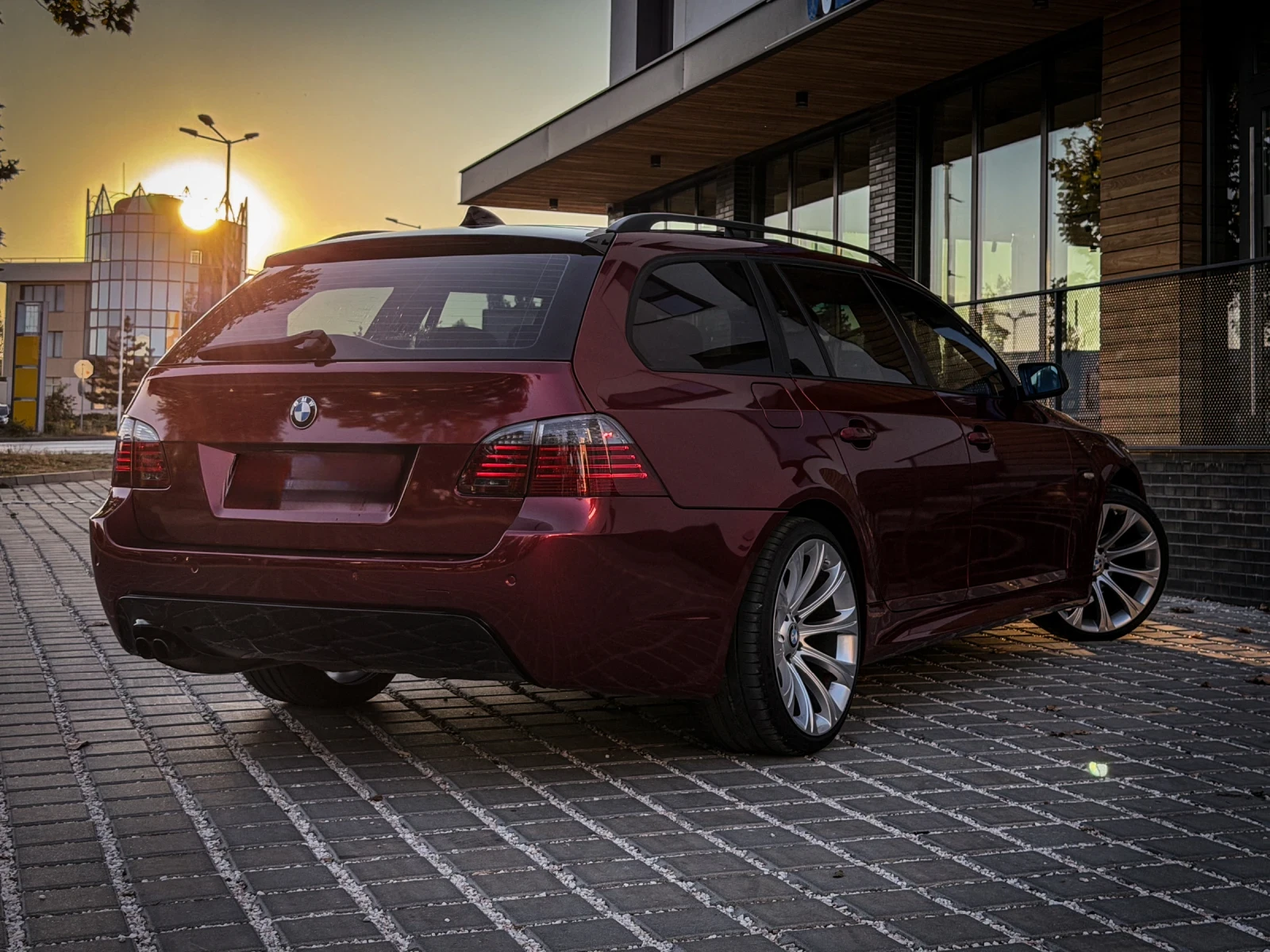 BMW 525 d/FACE/M Sport/HUD/CiC/Red Foil/Shadow/197hp/PDC/, снимка 3 - Автомобили и джипове - 55900309