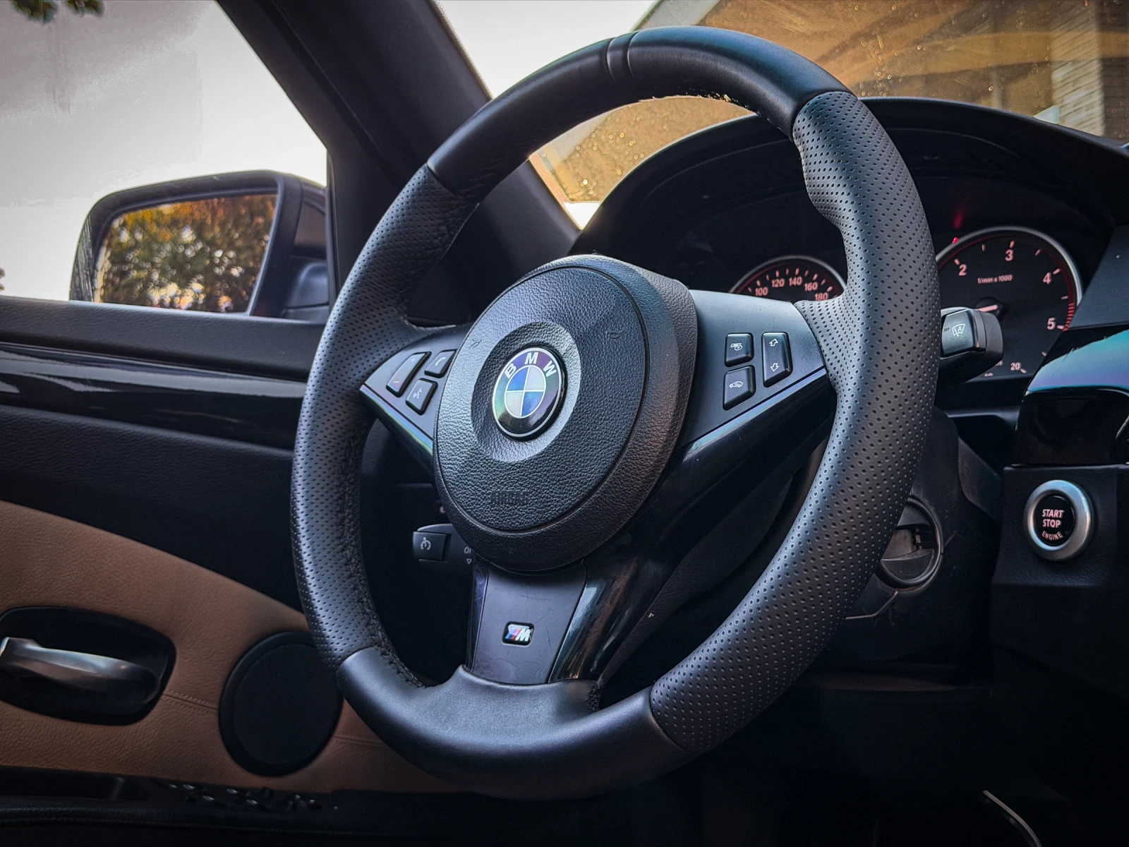 BMW 525 d/FACE/M Sport/HUD/CiC/Red Foil/Shadow/197hp/PDC/, снимка 8 - Автомобили и джипове - 55900309