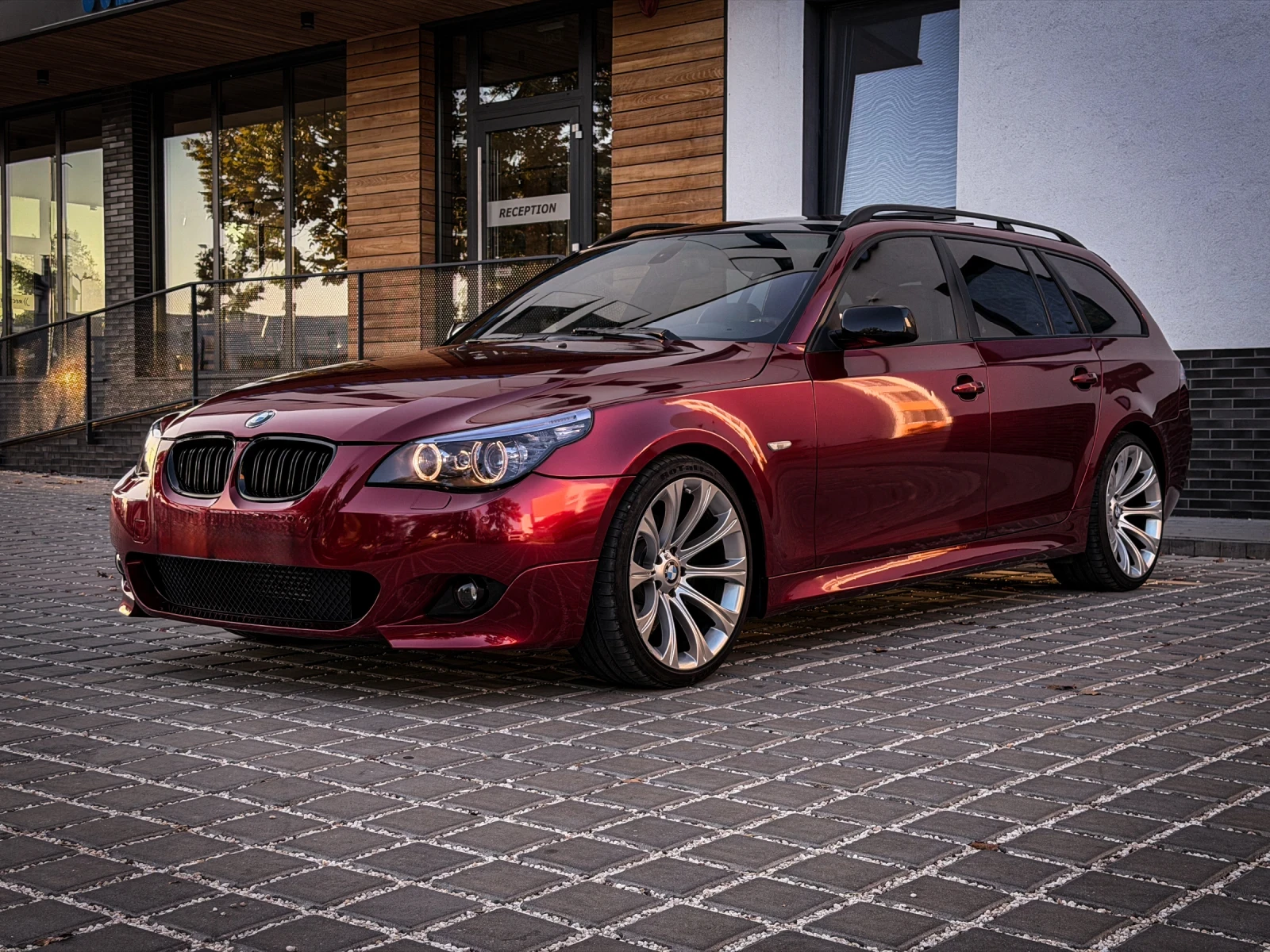 BMW 525 d/FACE/M Sport/HUD/CiC/Red Foil/Shadow/197hp/PDC/, снимка 16 - Автомобили и джипове - 55900309