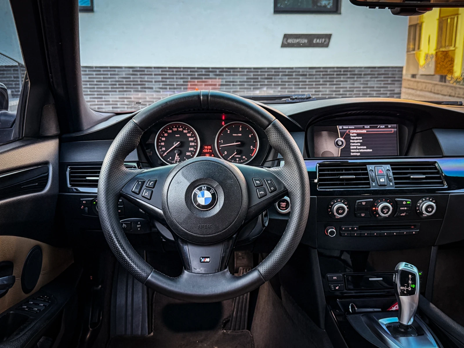 BMW 525 d/FACE/M Sport/HUD/CiC/Red Foil/Shadow/197hp/PDC/, снимка 7 - Автомобили и джипове - 55900309