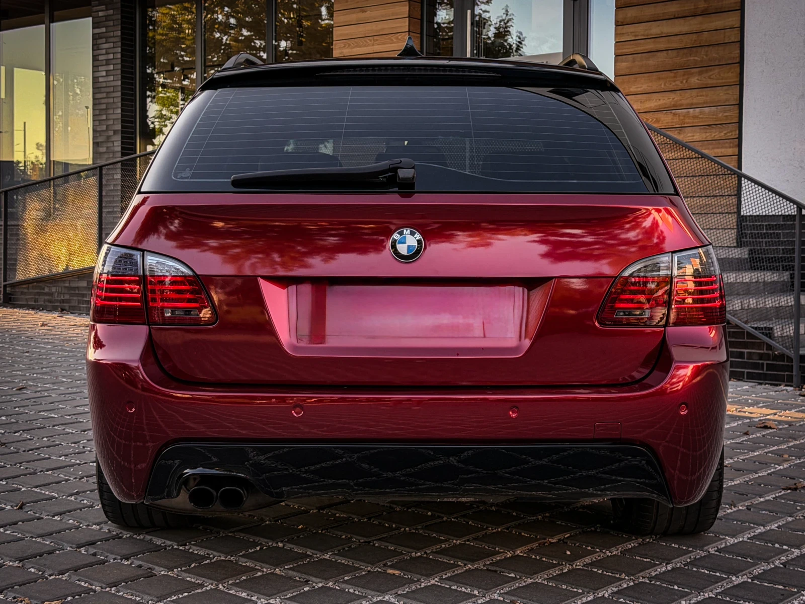 BMW 525 d/FACE/M Sport/HUD/CiC/Red Foil/Shadow/197hp/PDC/, снимка 4 - Автомобили и джипове - 55900309