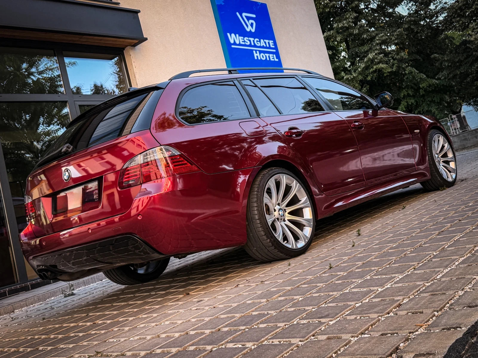 BMW 525 d/FACE/M Sport/HUD/CiC/Red Foil/Shadow/197hp/PDC/, снимка 17 - Автомобили и джипове - 55900309