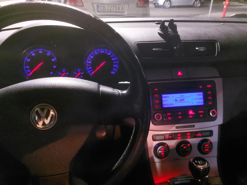 VW Passat 2.0 FSI, снимка 13 - Автомобили и джипове - 52004684