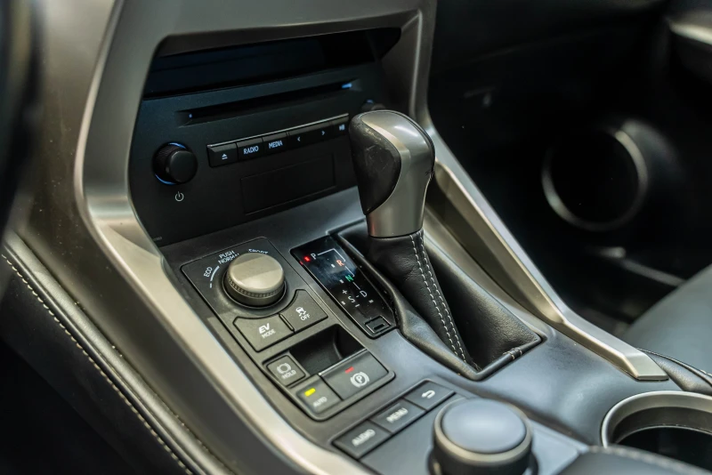 Lexus NX 300h, снимка 13 - Автомобили и джипове - 51505615