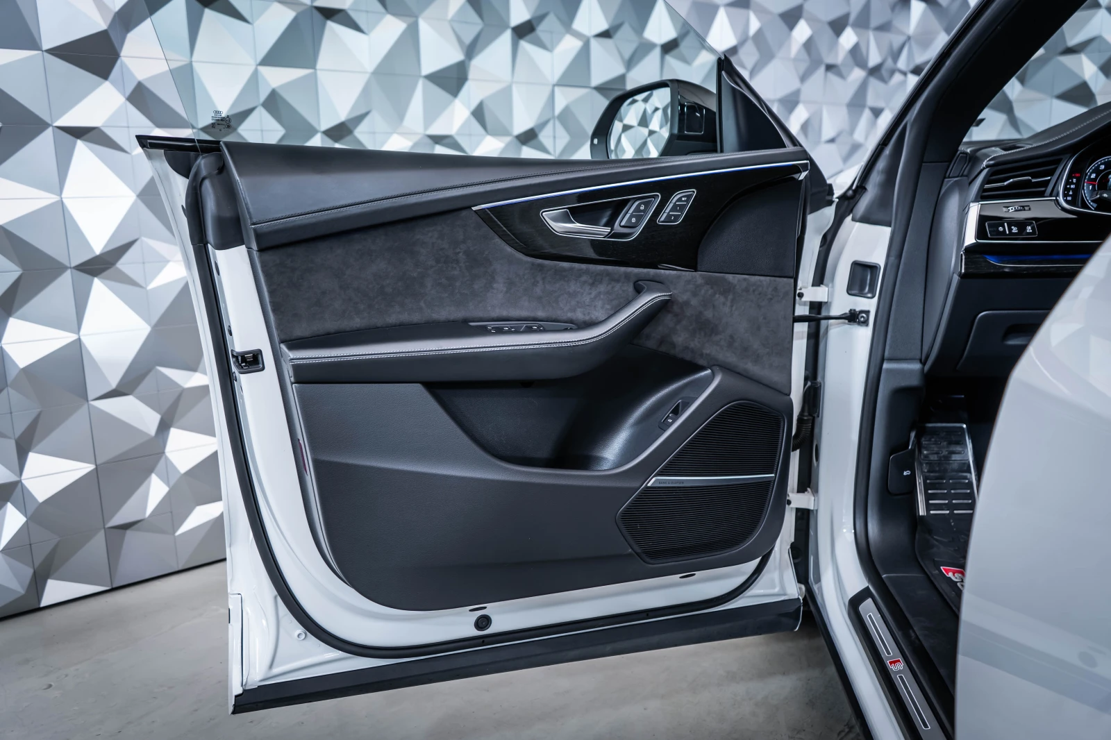 Audi SQ8 4.0 TFSI* Pano* SoftClose* , снимка 7 - Автомобили и джипове - 53948786