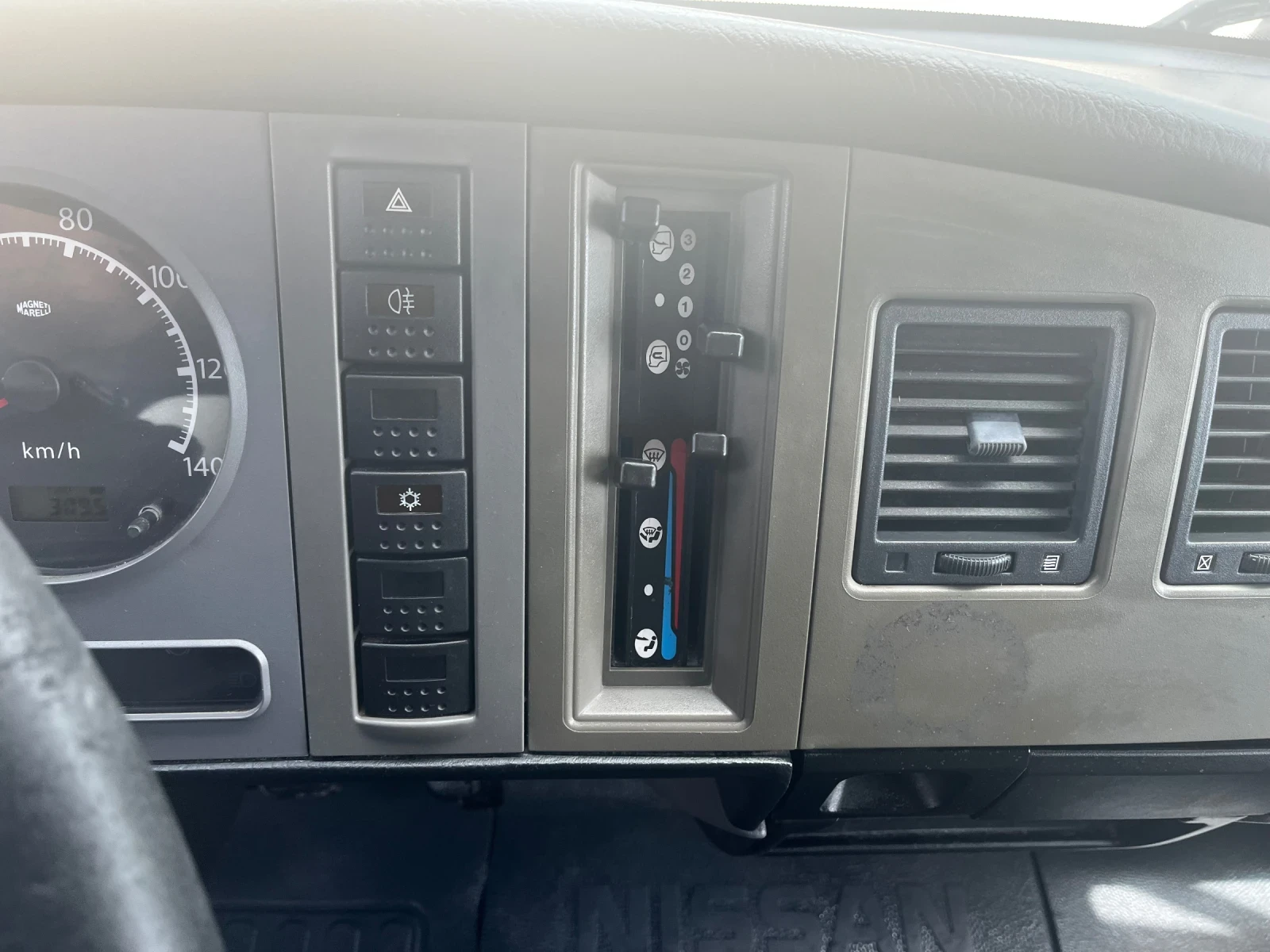 Nissan Atleon 3.0 D 35/15 Климатик !, снимка 9 - Камиони - 54505647