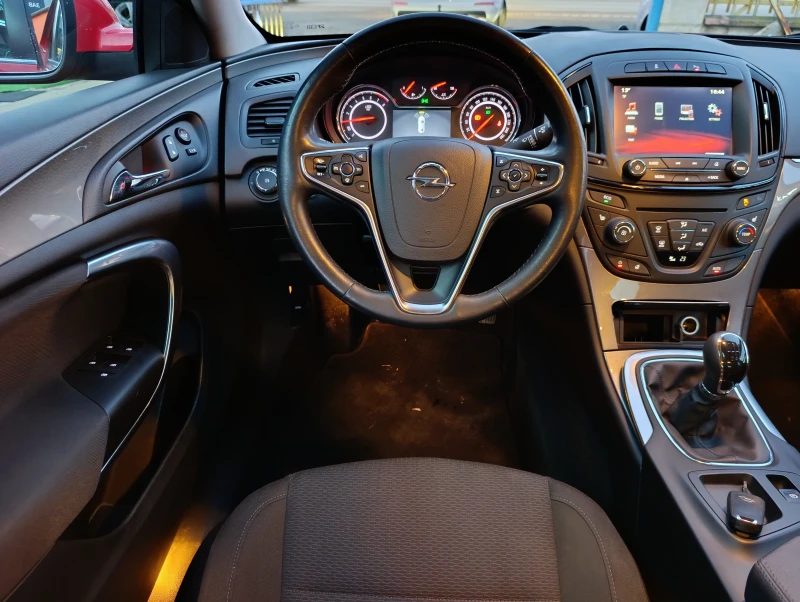 Opel Insignia 1.6 Turbo Edition, снимка 11 - Автомобили и джипове - 52650378