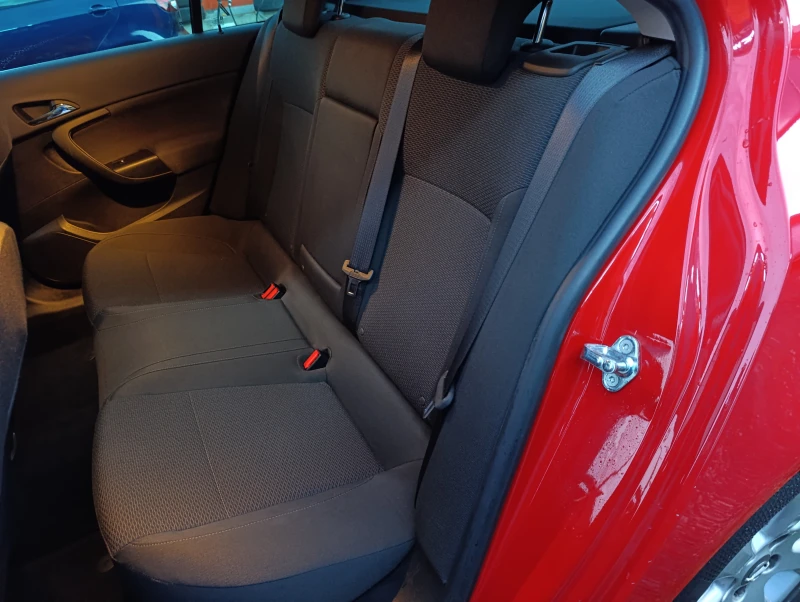 Opel Insignia 1.6 Turbo Edition, снимка 8 - Автомобили и джипове - 52650378
