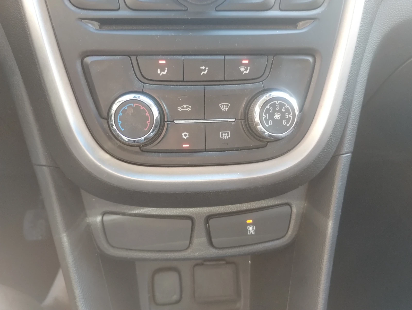 Opel Mokka 1.4, снимка 9 - Автомобили и джипове - 54661933