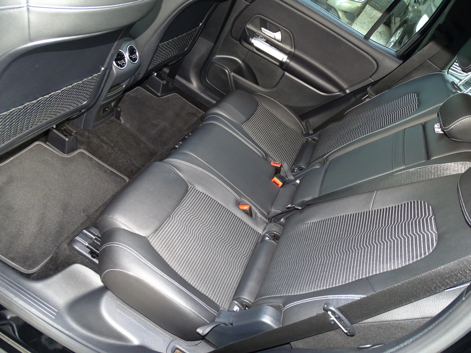 Mercedes-Benz GLB 220 DISTRONIC_LANE ASSIST_КАМЕРА_* , снимка 11 - Автомобили и джипове - 55792892