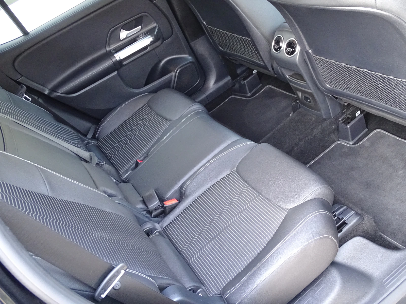 Mercedes-Benz GLB 220 DISTRONIC_LANE ASSIST_КАМЕРА_* , снимка 12 - Автомобили и джипове - 55792892