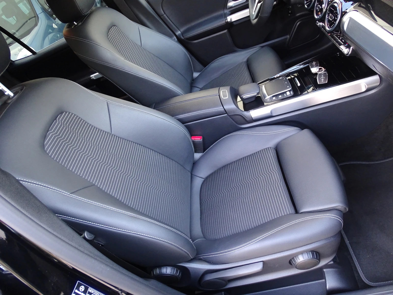 Mercedes-Benz GLB 220 DISTRONIC_LANE ASSIST_КАМЕРА_* , снимка 10 - Автомобили и джипове - 55792892