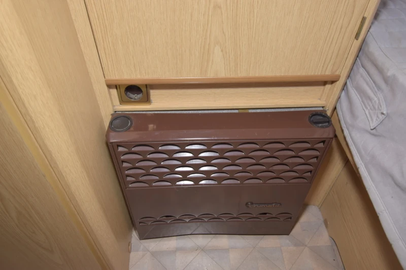 Каравана Knaus SUDWIND 350 + форселт, снимка 15 - Каравани и кемпери - 52665176