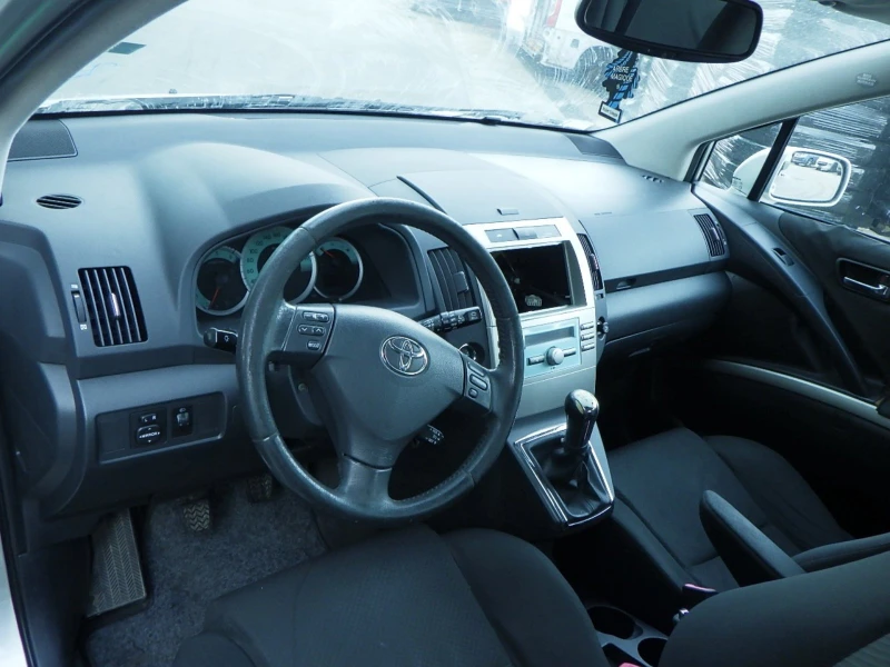 Toyota Corolla verso 2.2 4d4, снимка 5 - Автомобили и джипове - 49999295