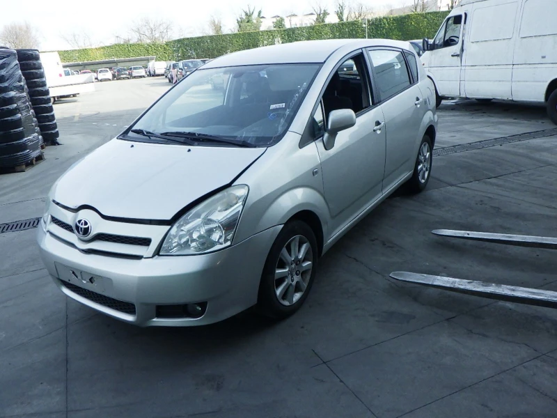 Toyota Corolla verso 2.2 4d4, снимка 6 - Автомобили и джипове - 49999295