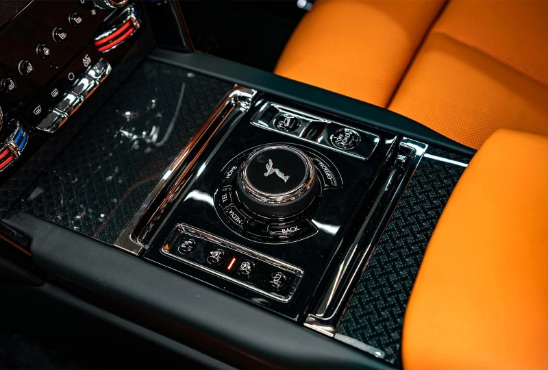 Rolls-Royce Cullinan BLACK BADGE/FACELIFT/SHOOTING STAR/BESPOKE/, снимка 11 - Автомобили и джипове - 52826512