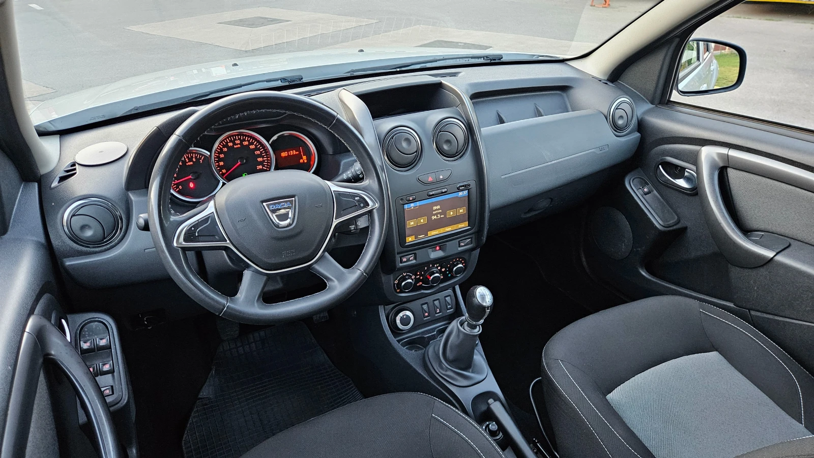 Dacia Duster 1.5 DCI 4X4/ KLIMA/NAVIG/FACELIFT/EURO-6d, снимка 9 - Автомобили и джипове - 55042383