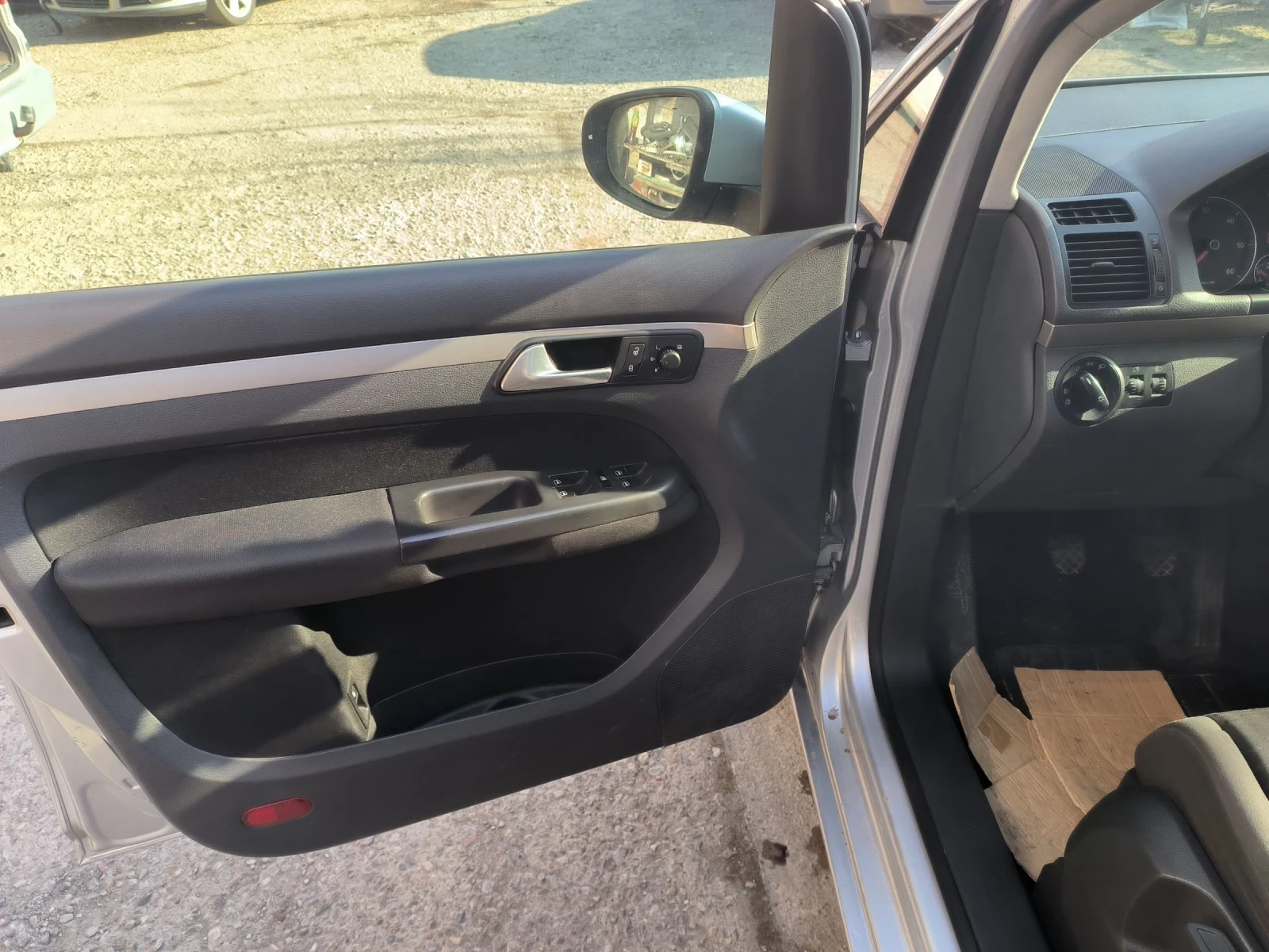 VW Touran 1, 9 BLS, снимка 9 - Автомобили и джипове - 53817982