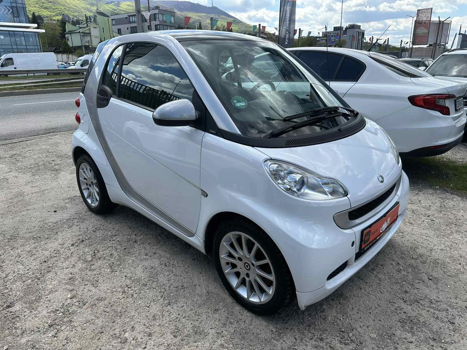 Smart Fortwo 1.0I Kлиматик Кожен салон Панорама, снимка 2 - Автомобили и джипове - 54415921