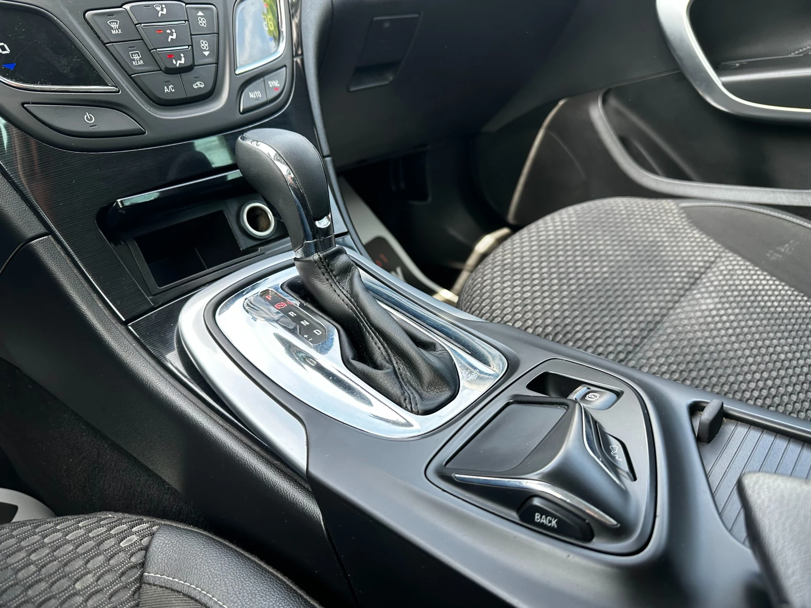 Opel Insignia 2.0d 163 к.с./ГАРАНЦИЯ ОТ КЕНТАВЪР, снимка 12 - Автомобили и джипове - 54616249
