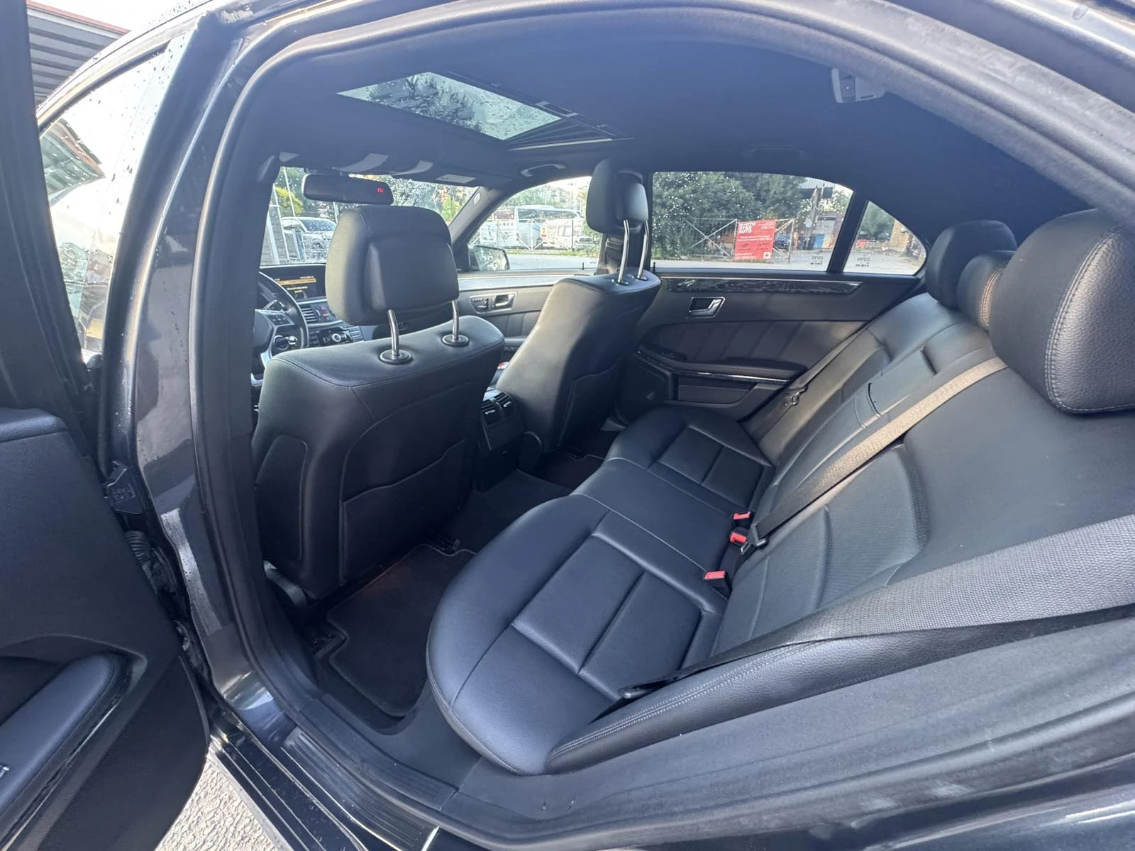 Mercedes-Benz E 350 4matic, снимка 10 - Автомобили и джипове - 55160510