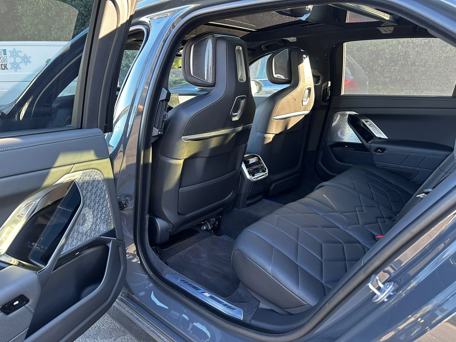 BMW i7 M70 xDrive, снимка 10 - Автомобили и джипове - 55636362