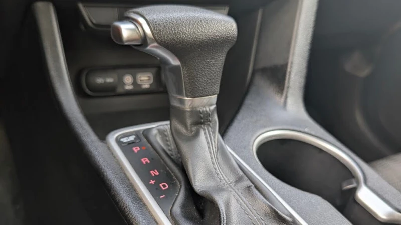 Kia Sportage * АВТО КРЕДИТ* ЦЕНА ДО БГ * СЕРВИЗНА ИСТОРИЯ * , снимка 12 - Автомобили и джипове - 52629266