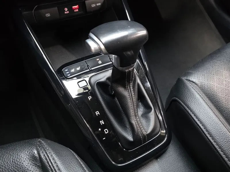 Kia Stonic 1.6 TRENDY, снимка 9 - Автомобили и джипове - 55058760