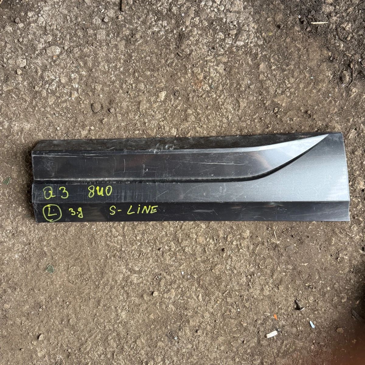 Долна лайсна за задна дясна врата на Audi Q3 8U обикновена бяла 8U0853970-130