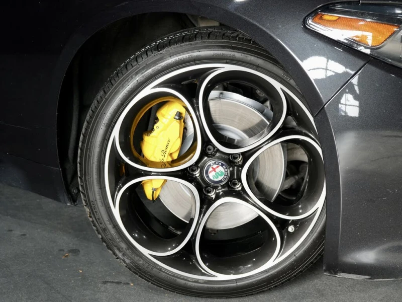 Alfa Romeo Giulia Ti Sport* CARFAX* АвтоКредит* (ЦЕНА ДО БГ), снимка 3 - Автомобили и джипове - 53246368