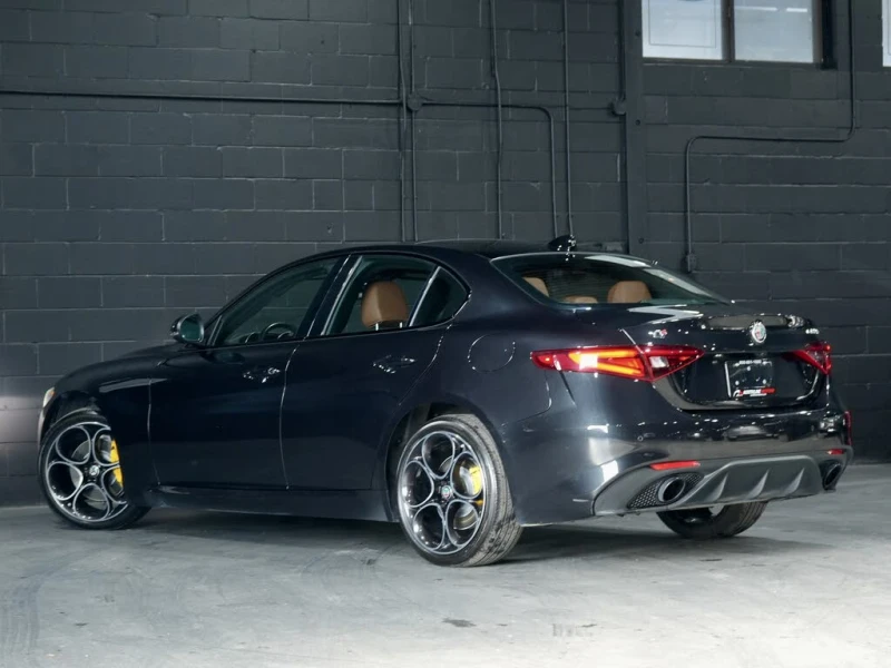 Alfa Romeo Giulia Ti Sport* CARFAX* АвтоКредит* (ЦЕНА ДО БГ), снимка 5 - Автомобили и джипове - 53246368