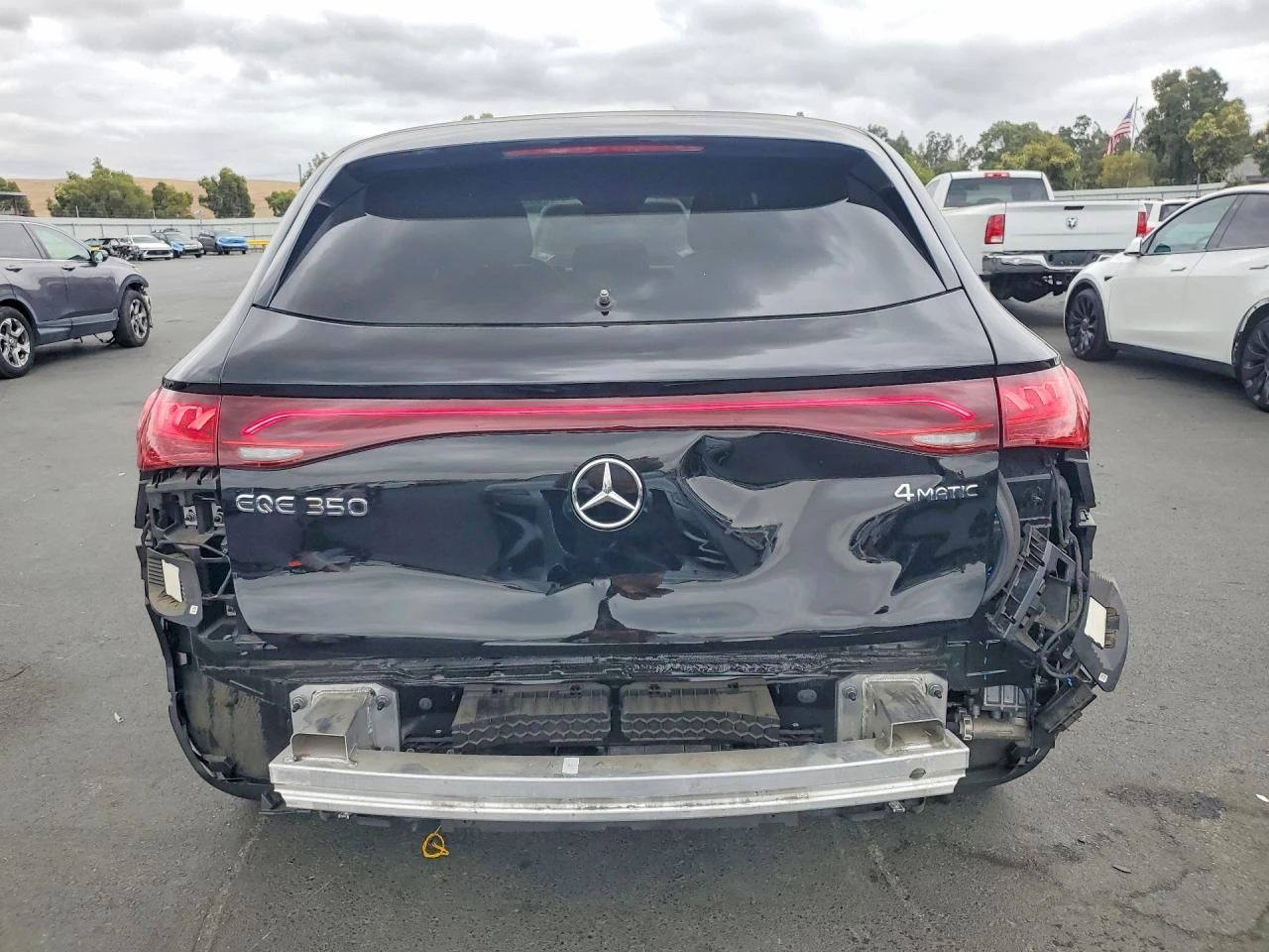 Mercedes-Benz EQE 350* 4MATIC* DISTRONIC* ПОДГРЕВ* ОБДУХ* 360* , снимка 6 - Автомобили и джипове - 56182543