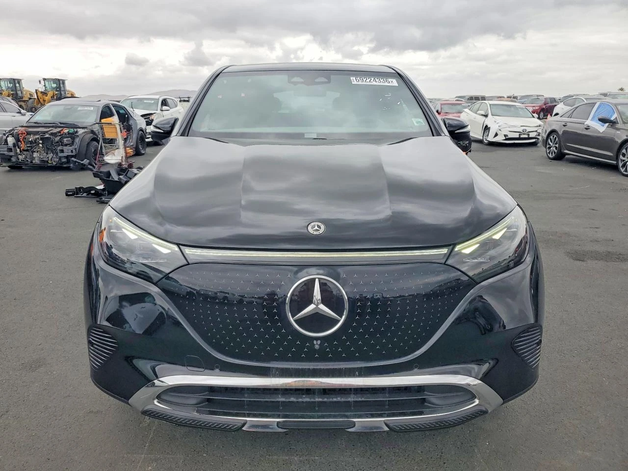 Mercedes-Benz EQE 350* 4MATIC* DISTRONIC* ПОДГРЕВ* ОБДУХ* 360* , снимка 3 - Автомобили и джипове - 56182543