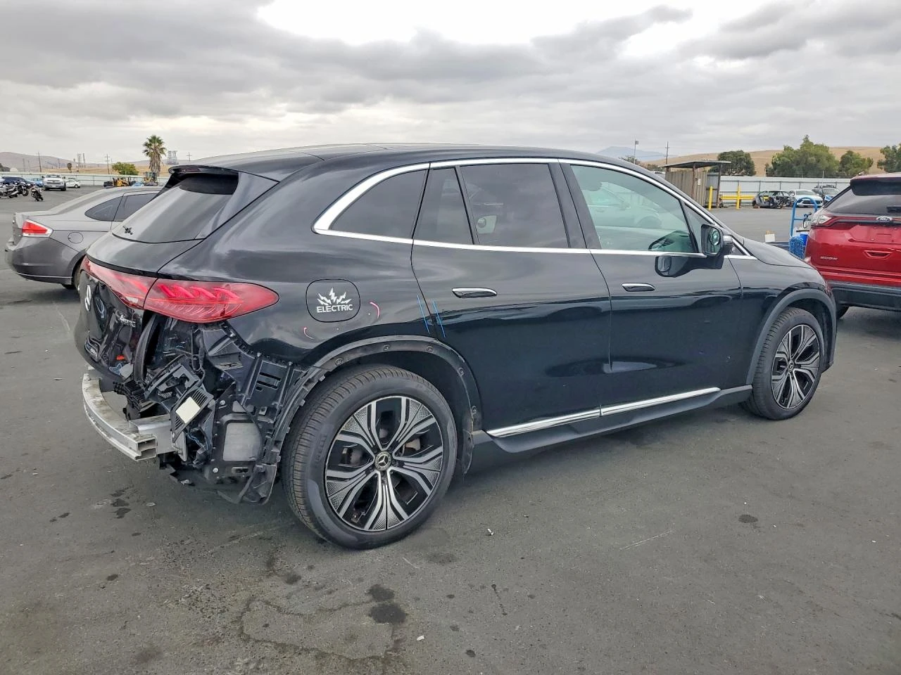 Mercedes-Benz EQE 350* 4MATIC* DISTRONIC* ПОДГРЕВ* ОБДУХ* 360* , снимка 5 - Автомобили и джипове - 56182543