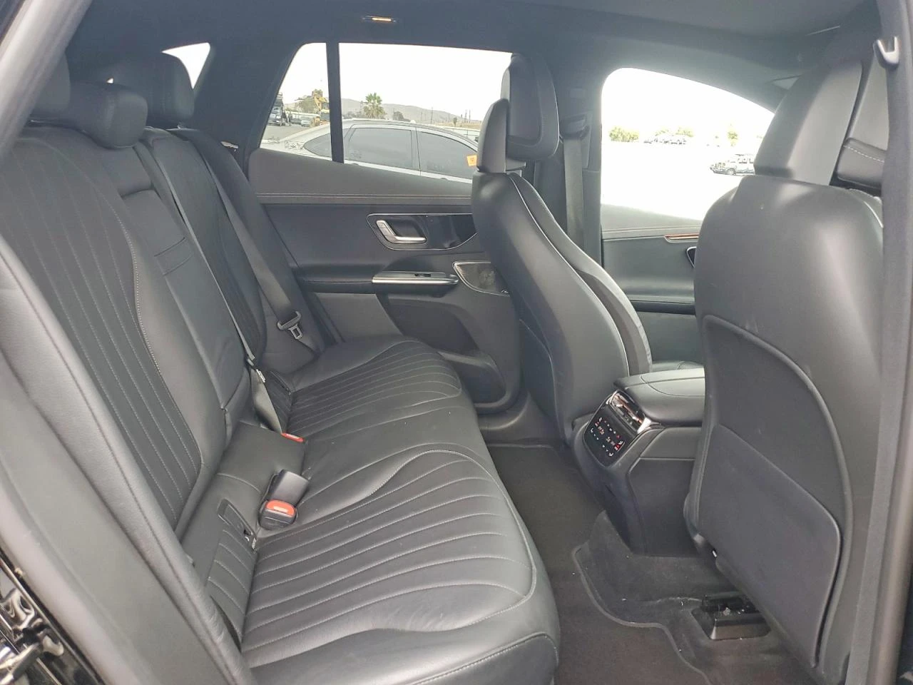 Mercedes-Benz EQE 350* 4MATIC* DISTRONIC* ПОДГРЕВ* ОБДУХ* 360* , снимка 11 - Автомобили и джипове - 56182543