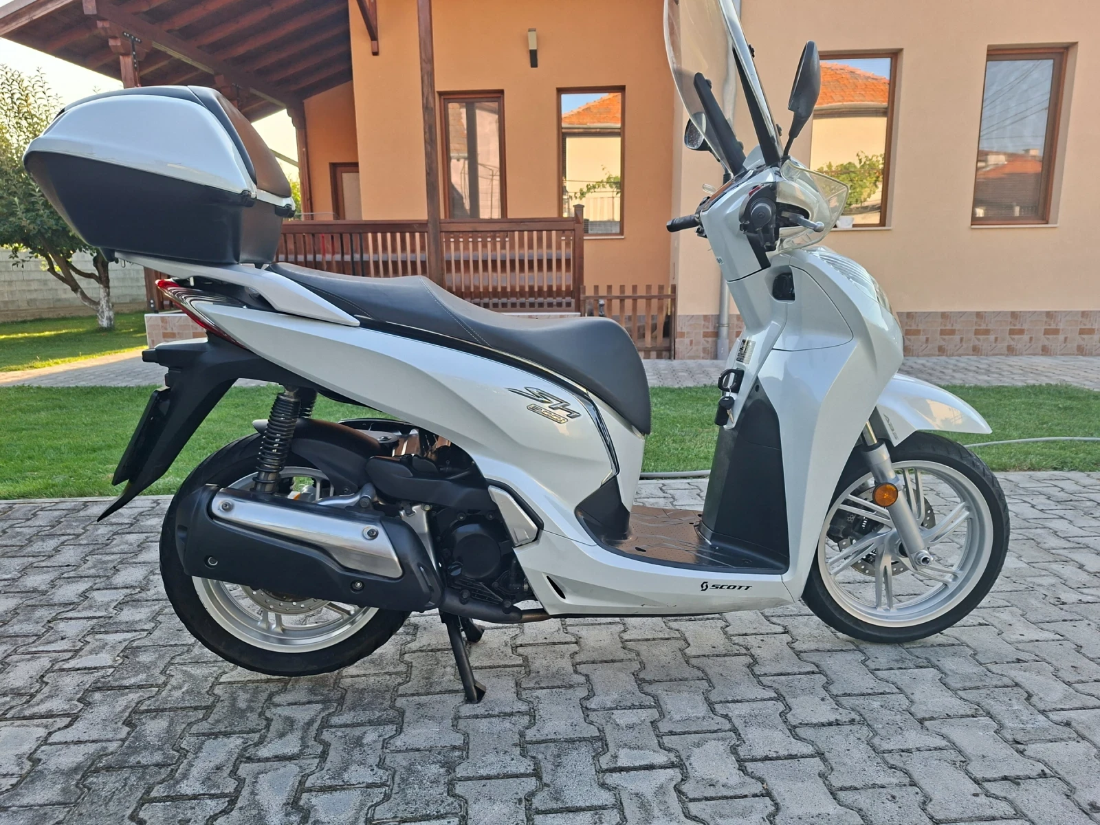 Honda Sh 300 ABS LED, снимка 2 - Мотоциклети и мототехника - 55691696