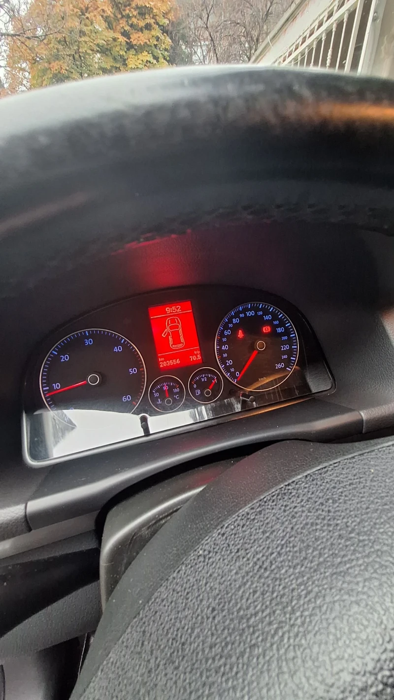 VW Touran, снимка 2 - Автомобили и джипове - 52581993