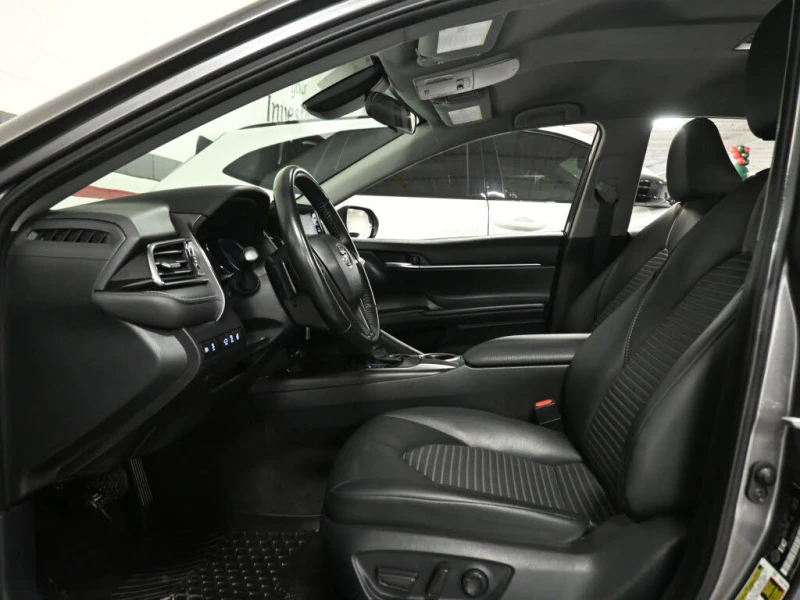 Toyota Camry SE* FWD* АвтоКредит* (Цена до БГ), снимка 16 - Автомобили и джипове - 53417404