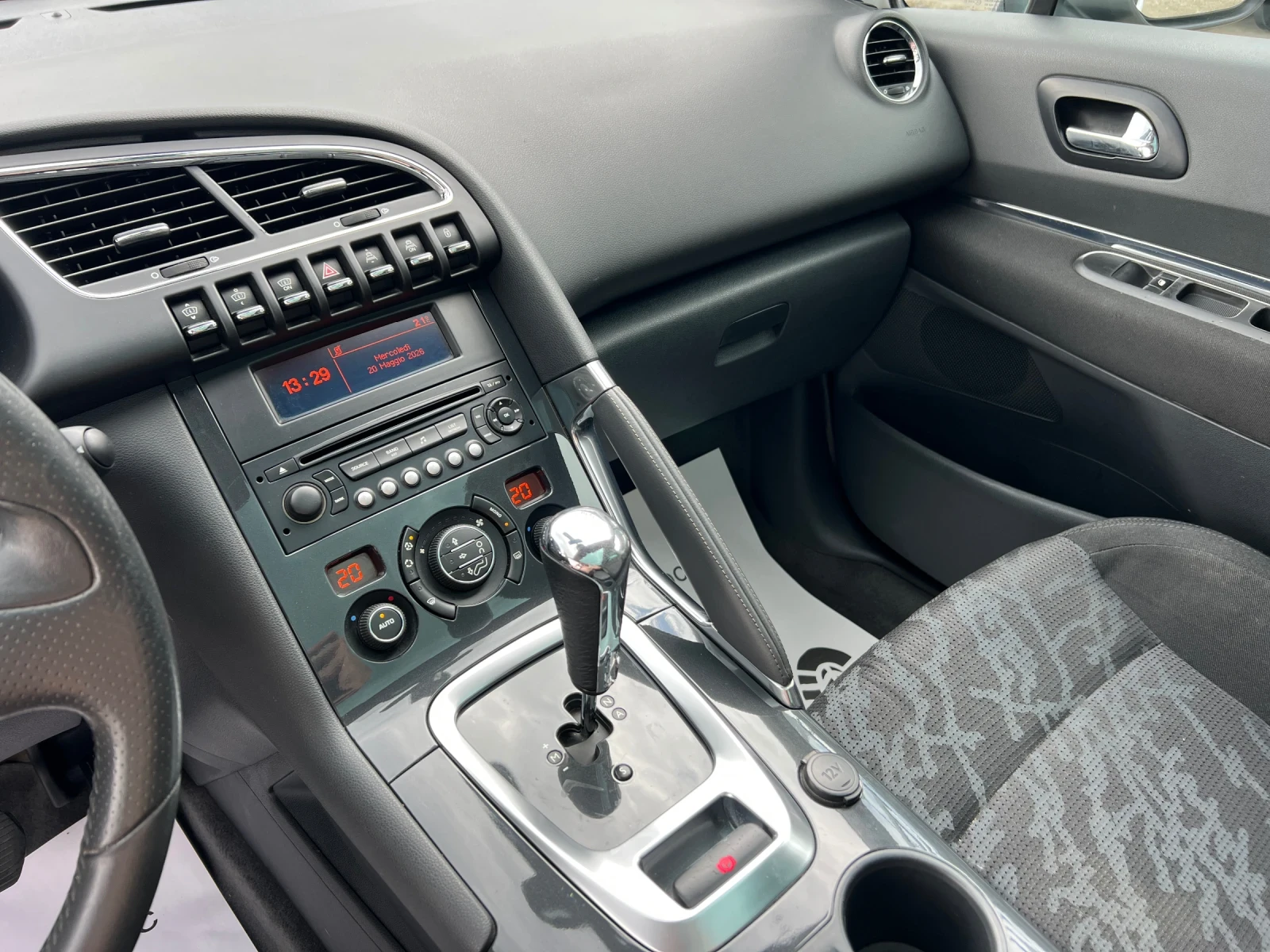 Peugeot 3008 1.6HDI-112к.с./ Head-up/ Distronic/ Панорама/EURO5, снимка 14 - Автомобили и джипове - 54621866