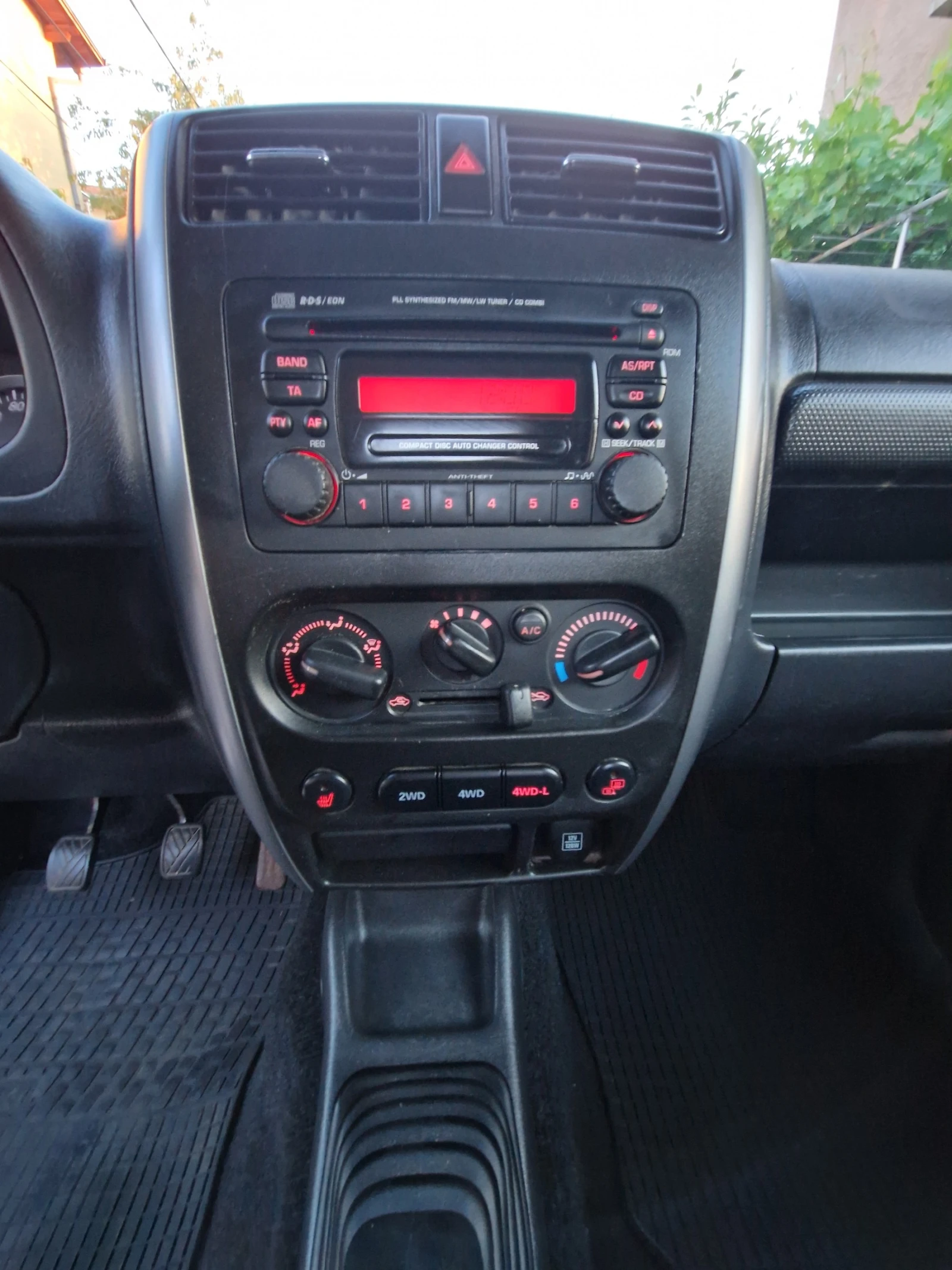 Suzuki Jimny 1.3i, снимка 12 - Автомобили и джипове - 54918723