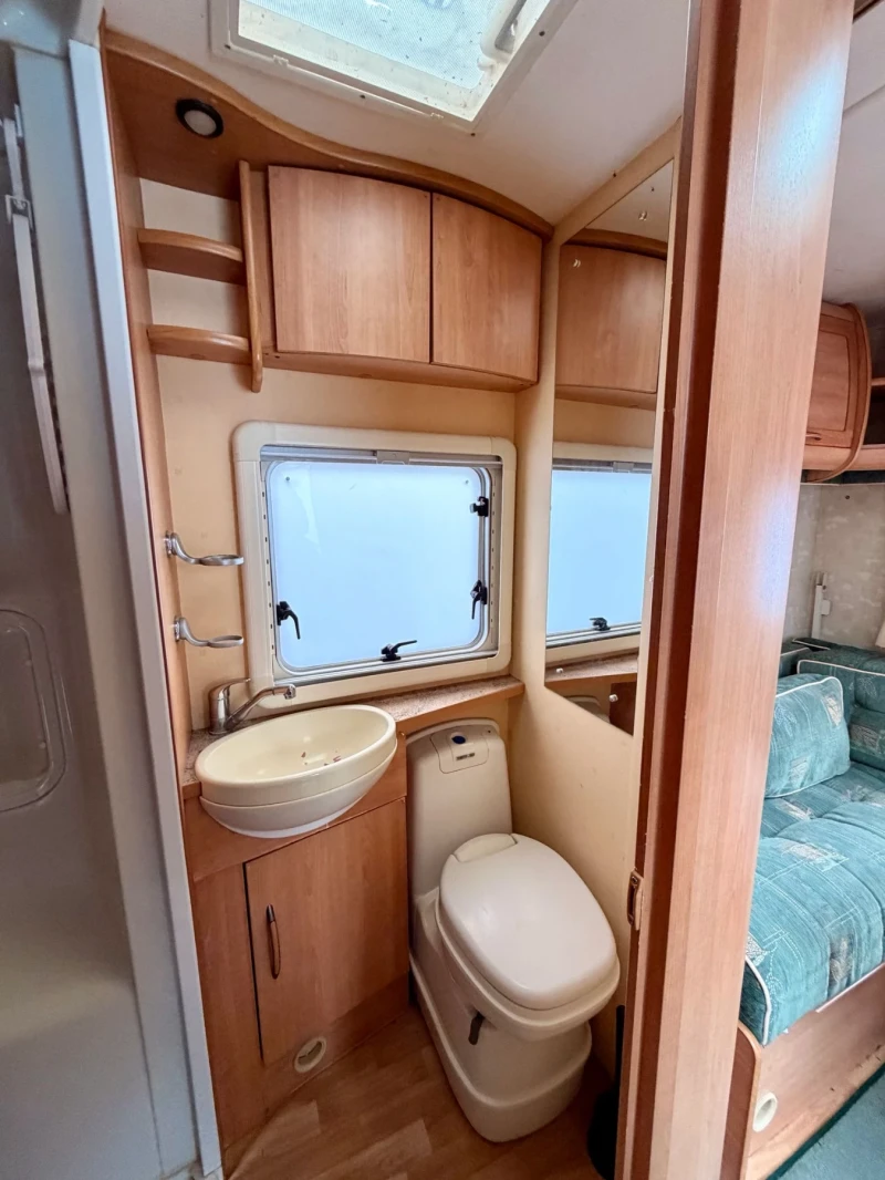 Каравана Award Ace Nightstar, снимка 10 - Каравани и кемпери - 53247497