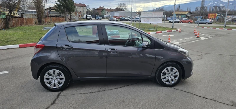 Toyota Yaris уникат-навигация-камера-4 цилиндъра -6 скорости-, снимка 6 - Автомобили и джипове - 53098350