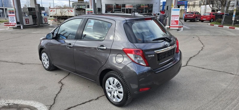 Toyota Yaris уникат-навигация-камера-4 цилиндъра -6 скорости-, снимка 3 - Автомобили и джипове - 53098350