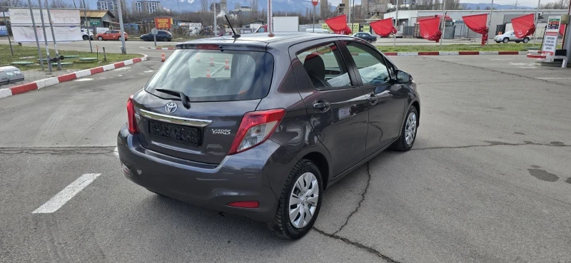 Toyota Yaris уникат-навигация-камера-4 цилиндъра -6 скорости-, снимка 5 - Автомобили и джипове - 53098350