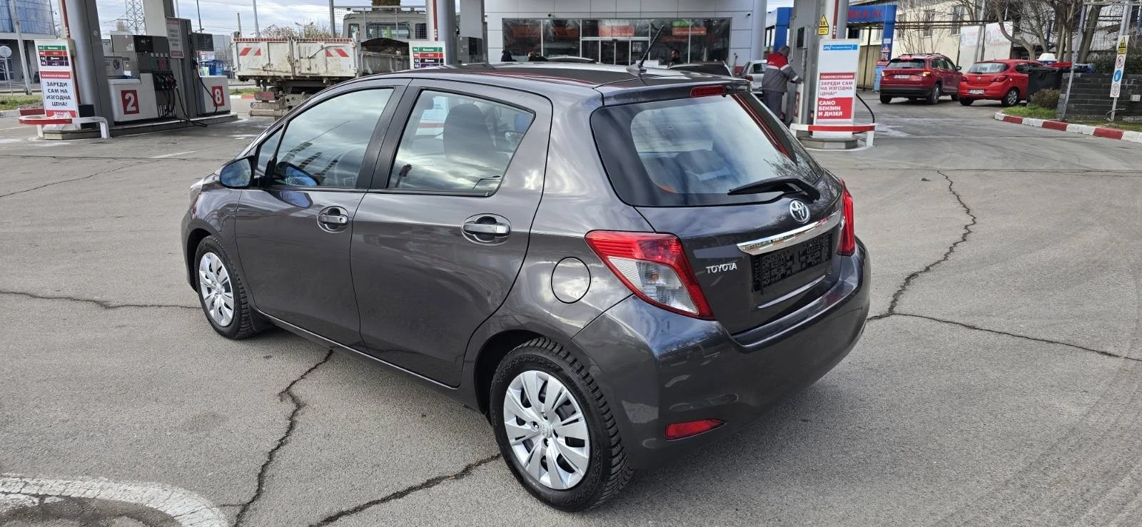 Toyota Yaris уникат-навигация-камера-4 цилиндъра -6 скорости- - изображение 3