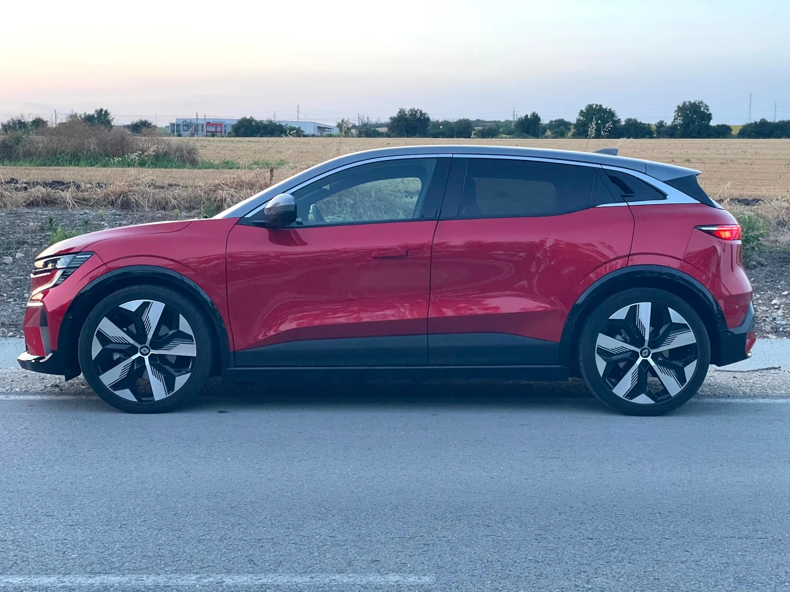 Renault Megane E-TECH/ГАРАНЦИЯ/AMBIENT/GOOGLE/HARMAN.KARDON/360, снимка 2 - Автомобили и джипове - 55182339